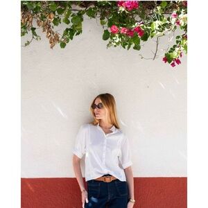 VOYAGEUR BY MERSEA sweet clementine button up top in white sail